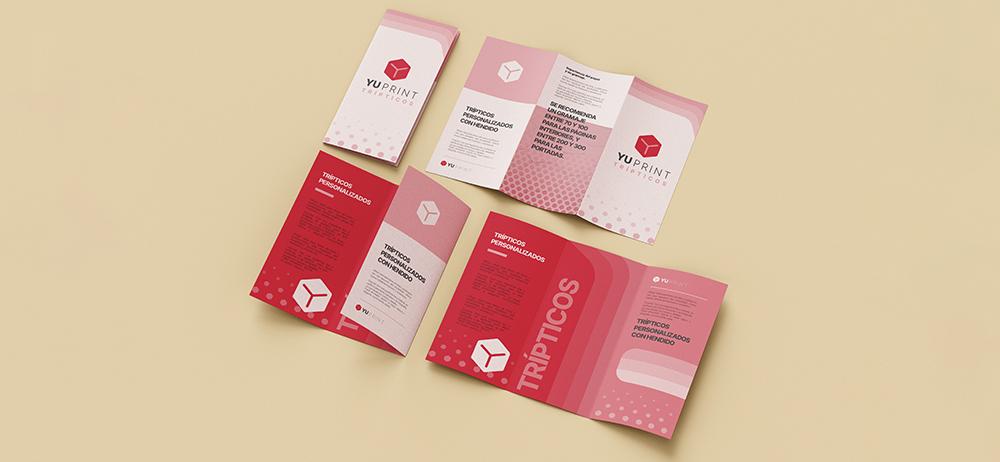 Trípticos personalizados Yuprint desplegados con diseño moderno en tonos rojos, ideales para publicidad profesional.