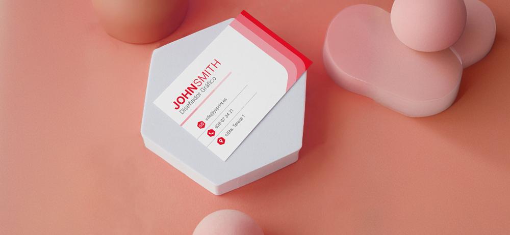 Tarjeta de presentación profesional estilo minimalista en tonos rojos y blancos sobre fondo decorativo.