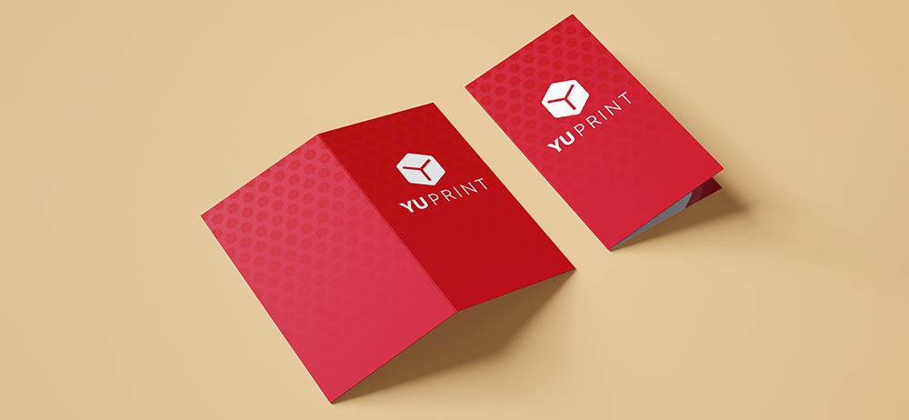 Tarjetas de visita dobles de Yuprint con diseño rojo premium y acabado impecable para marcas profesionales.