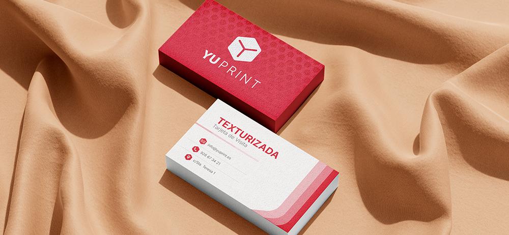 Tarjetas de visita texturizadas de Yuprint con acabado premium sobre tela beige.