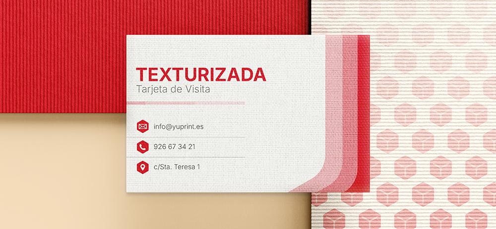 Tarjeta de visita texturizada Yuprint con acabado táctil premium y diseño moderno en rojo.