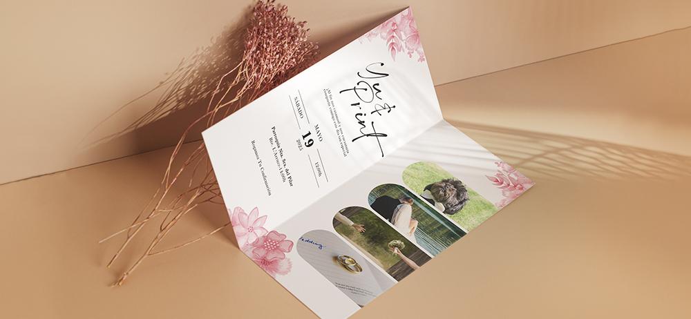 Invitación plegada elegante con diseño floral y fotos, impresa por Yuprint con acabado premium.