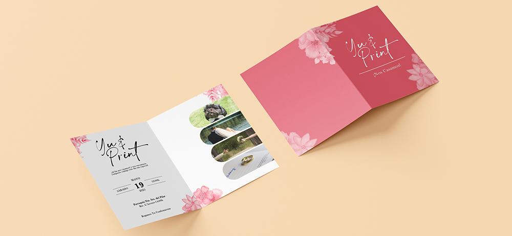 Invitaciones plegadas Yuprint con diseño floral moderno y espacio para fotos, ideal para eventos.