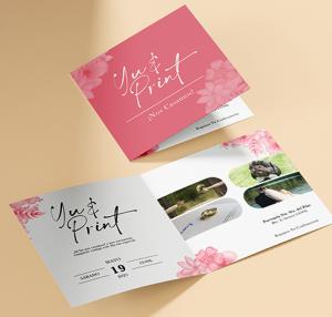 Invitación plegada personalizada con diseño floral y fotos, perfecta para celebraciones especiales.
