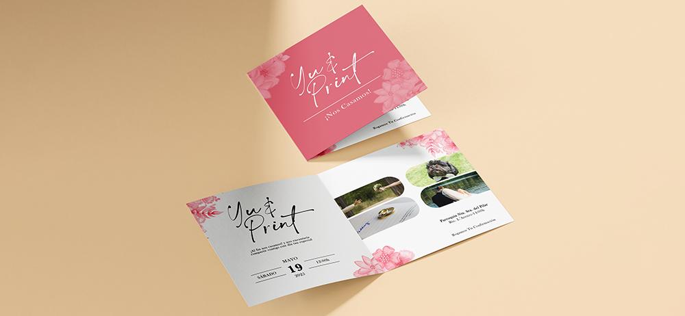Invitación plegada personalizada con diseño floral y fotos, perfecta para celebraciones especiales.