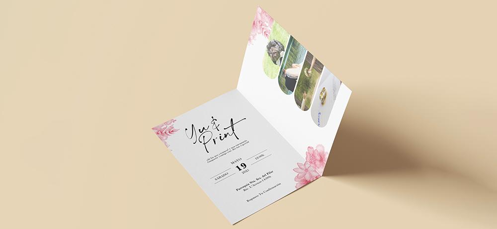 Invitación plegada con diseño floral delicado y fotos impresas, ideal para bodas y eventos.