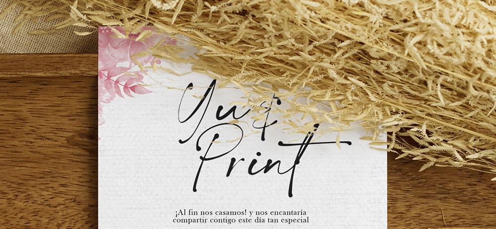 Invitación en papel especial Yuprint con diseño floral y textura premium, perfecta para bodas elegantes.