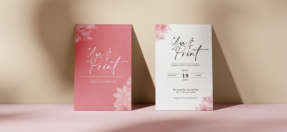 Invitación de boda en papel especial con diseño floral en rosa y blanco, impresa por Yuprint.