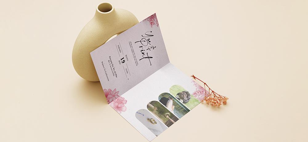 Invitación en papel especial con textura premium y diseño floral, ideal para eventos exclusivos.