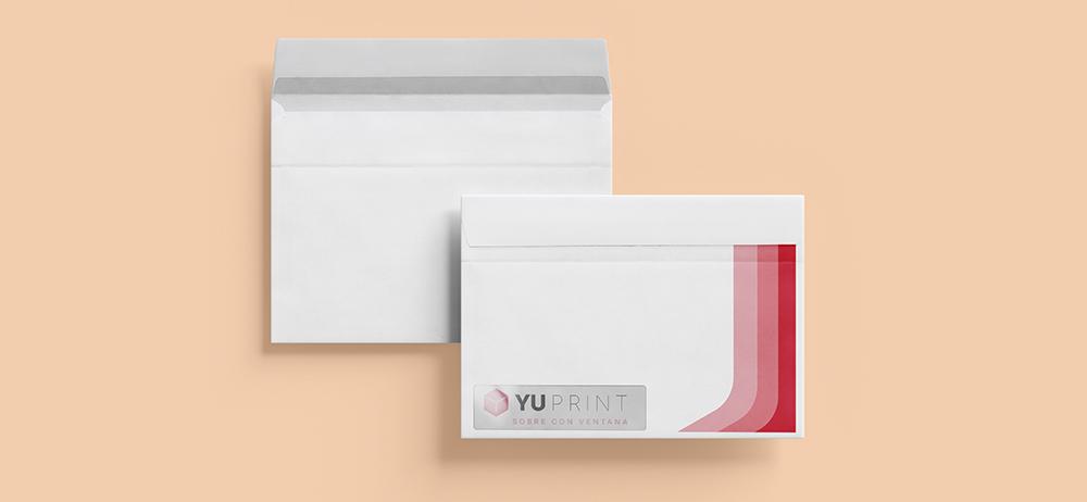 Sobre con ventana Yuprint en blanco con diseño corporativo en tonos rojos, ideal para envíos profesionales.