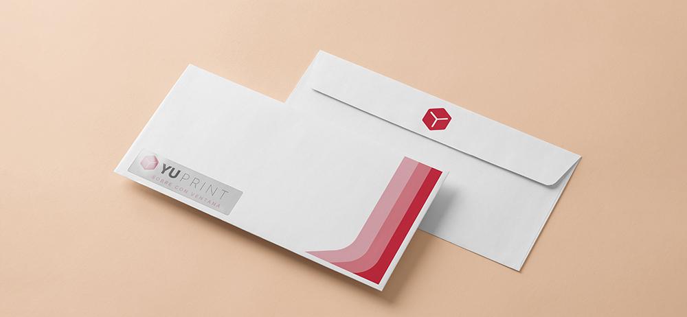 Sobres con ventana Yuprint con diseño elegante en rojo y blanco, perfectos para correspondencia empresarial.