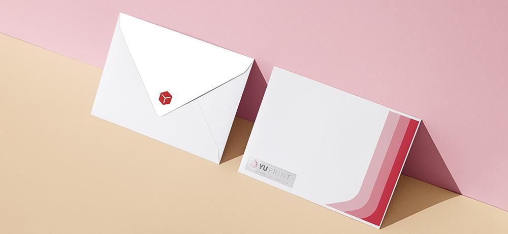 Sobre con ventana Yuprint con diseño moderno en rosa y rojo, ideal para documentos y comunicaciones formales.