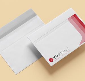 Sobres sin ventana Yuprint con diseño moderno en rojo y blanco, perfectos para envíos y documentos.