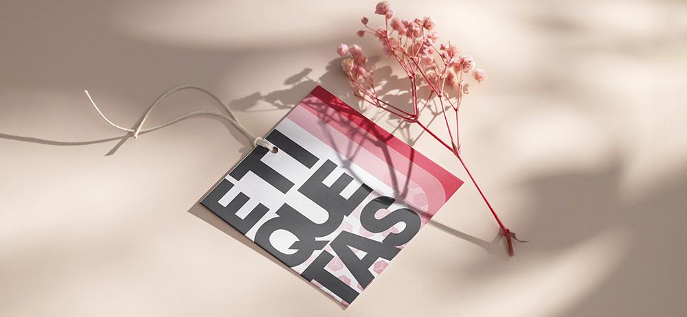 Etiqueta colgante cuadrada Yuprint con diseño elegante en rojo y rosa, perfecta para branding.