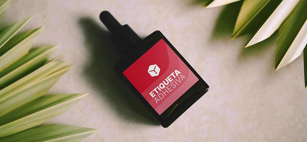 Etiqueta adhesiva Yuprint en frasco cosmético, perfecta para productos de cuidado personal y branding.