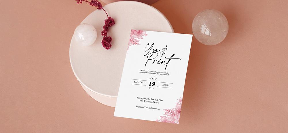 Invitación clásica con detalles florales en tonos suaves, impresa por Yuprint para eventos especiales.