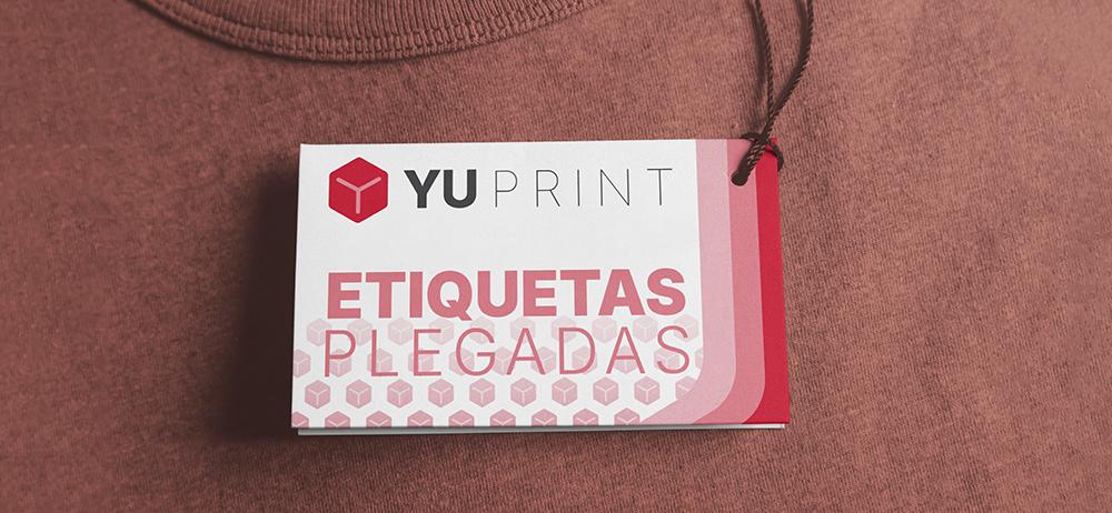Etiqueta plegada Yuprint colocada en prenda, perfecta para branding en moda y productos textiles.
