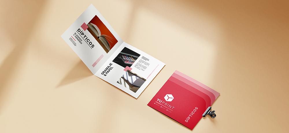 Díptico publicitario Yuprint abierto con diseño moderno en tonos rojos, ideal para marketing e impresión profesional.
