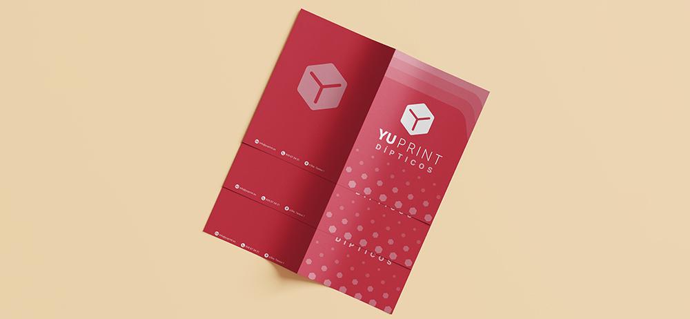 Díptico Yuprint desplegado con diseño comercial en rojo, ideal para información corporativa y promociones.