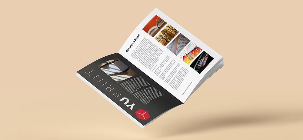 Revista abierta con encuadernación grapada mostrando páginas interiores impresas a color y papel de calidad