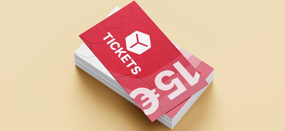 Pack de tickets impresos YUPrint apilados, diseño moderno en rojo para acceso a eventos y actividades.