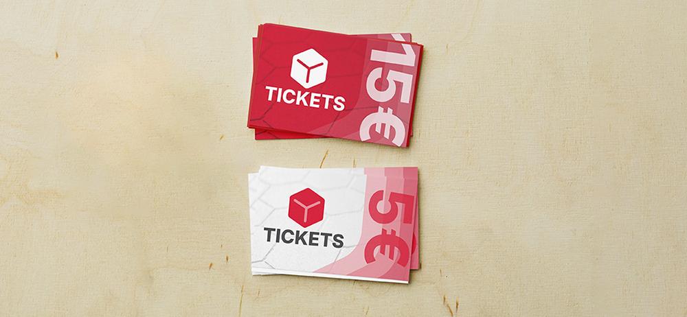 Tickets impresos YUPrint en mesa, modelos rojo y blanco con precios para entradas y promociones.