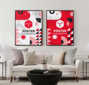 Pósteres fotográficos enmarcados decorando salón elegante, impresión premium