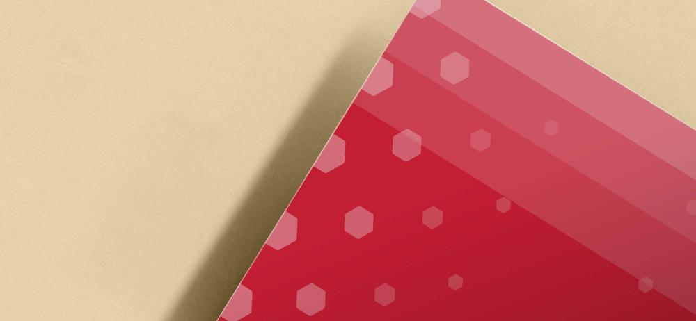 Primer plano de placa de PVC impreso con acabado brillante y colores intensos, ideal para publicidad y decoración