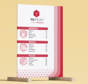 Menú rígido impreso YUPrint con soporte de madera, carta durable ideal para bares y restaurantes.