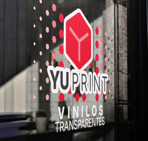 Vinilo transparente para escaparates con impresión a color ideal para negocios y locales.