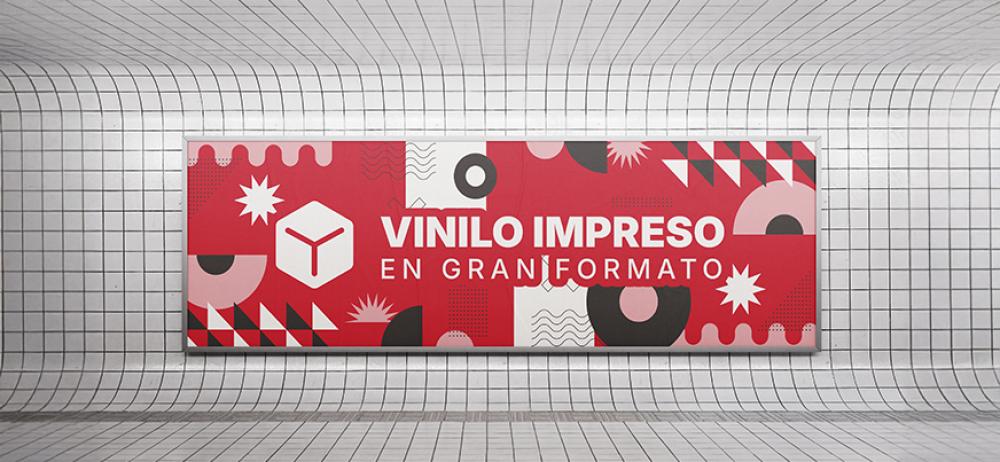 Vinilo publicitario en gran formato ideal para señalización impactante en zonas de tránsito.
