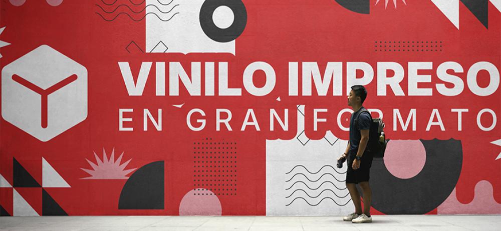 Vinilo impreso de gran formato para decoración comercial y promoción en muros exteriores.