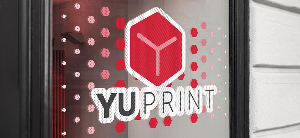 Vinilo microperforado para cristales con logo YUPrint, impresión publicitaria de alta visibilidad.
