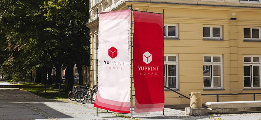 Lonas impresas YUPrint montadas en estructura exterior para publicidad resistente y visible.