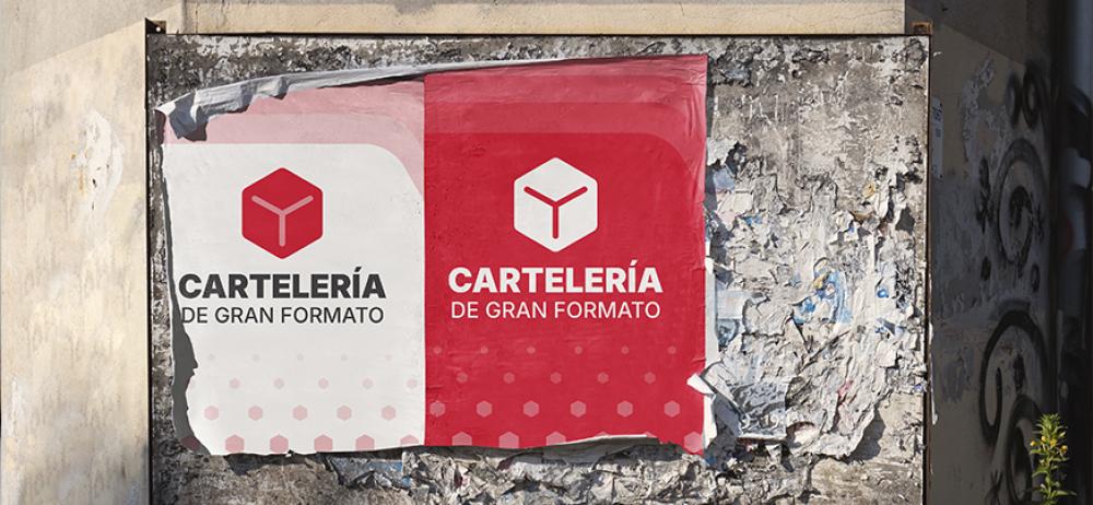 Carteles de gran formato YUPrint sobre superficie urbana, impresión duradera y profesional.