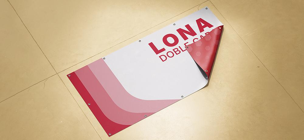 Lona doble cara en el suelo mostrando diseño impreso por ambas caras
