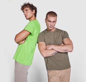 Dos modelos con camisetas verde neón y verde oliva posando espalda con espalda sobre fondo claro.