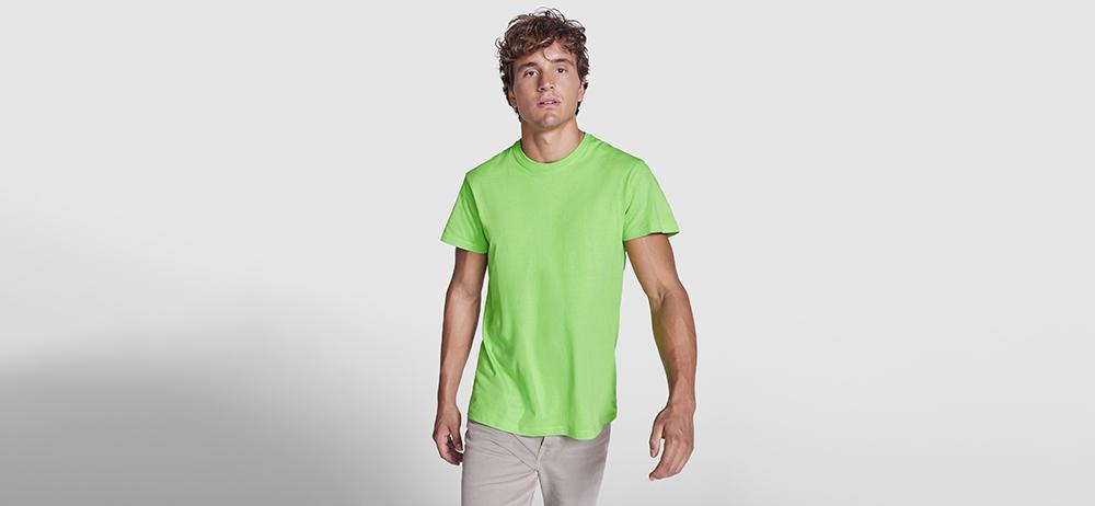 Camiseta masculina verde neón con corte clásico, modelo de pie sobre fondo claro.