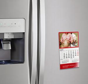 Calendario faldilla con imán personalizado colocado en frigorífico de acero inoxidable