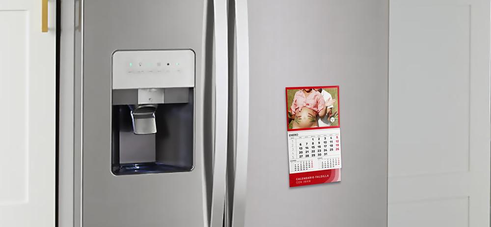 Calendario faldilla con imán personalizado colocado en frigorífico de acero inoxidable