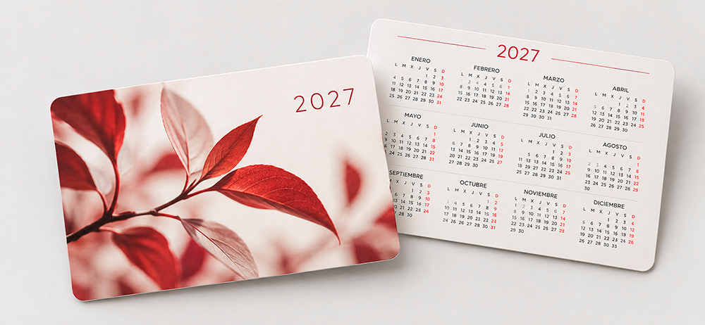 Calendario de bolsillo personalizado con diseño botánico, anverso y calendario anual al dorso.
