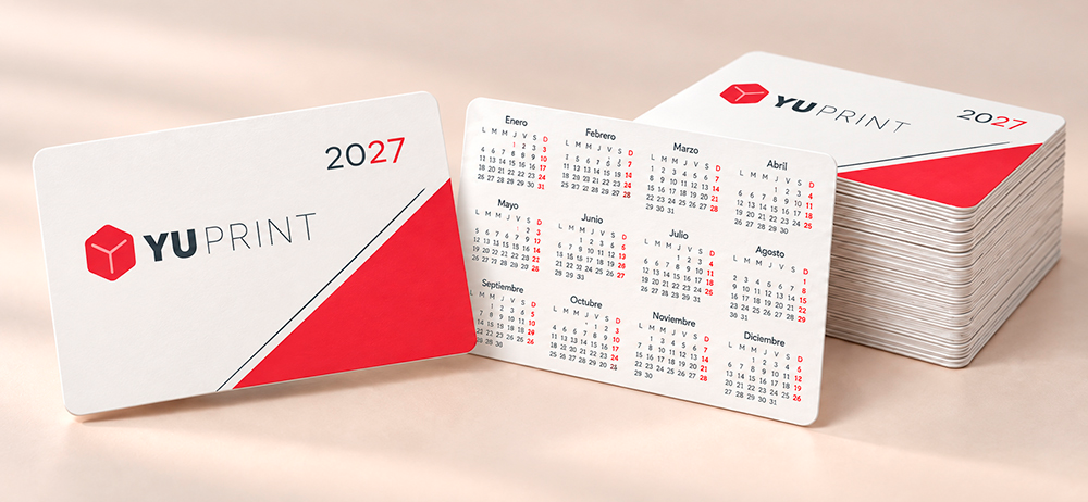 Calendarios de bolsillo personalizados con logo de Yuprint, presentados en un taco para pedidos de gran cantidad.