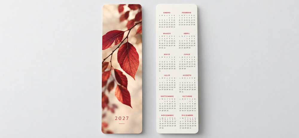 Marcapáginas personalizado con diseño botánico y calendario anual al dorso.