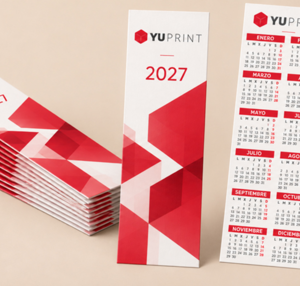 Marcapáginas con calendario y logo personalizado, presentados en taco para pedidos de empresa.