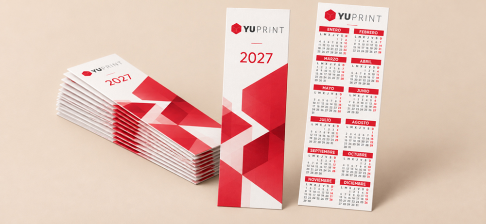 Marcapáginas con calendario y logo personalizado, presentados en taco para pedidos de empresa.