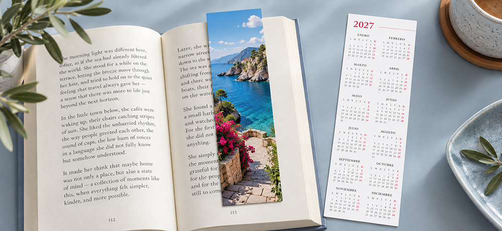 - Marcapáginas personalizado en un libro, con fotografía a color y calendario anual al dorso.
