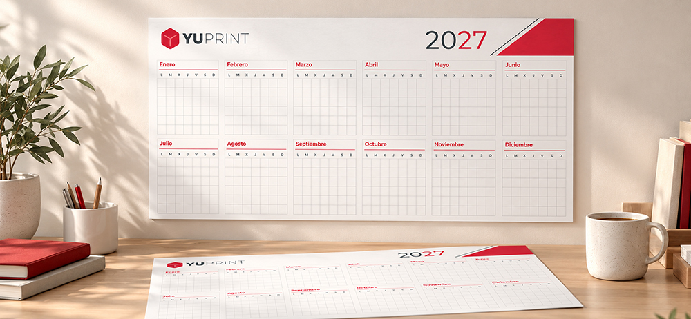 Planificador anual de pared 2027 personalizado con cuadrícula de meses sobre un escritorio