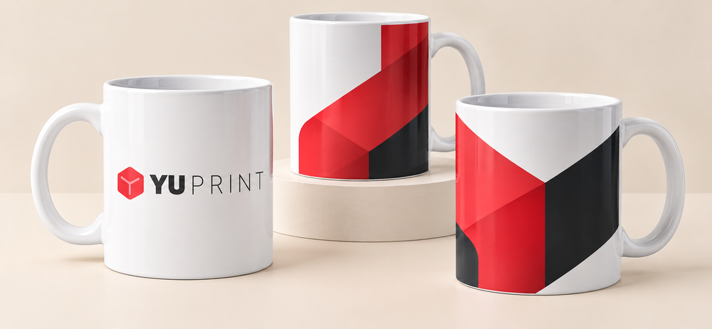 Tazas personalizadas para empresas con logo de Yuprint y diseños geométricos en rojo y gris oscuro